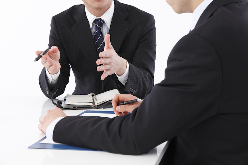 男性が手振りを加えながら話す様子